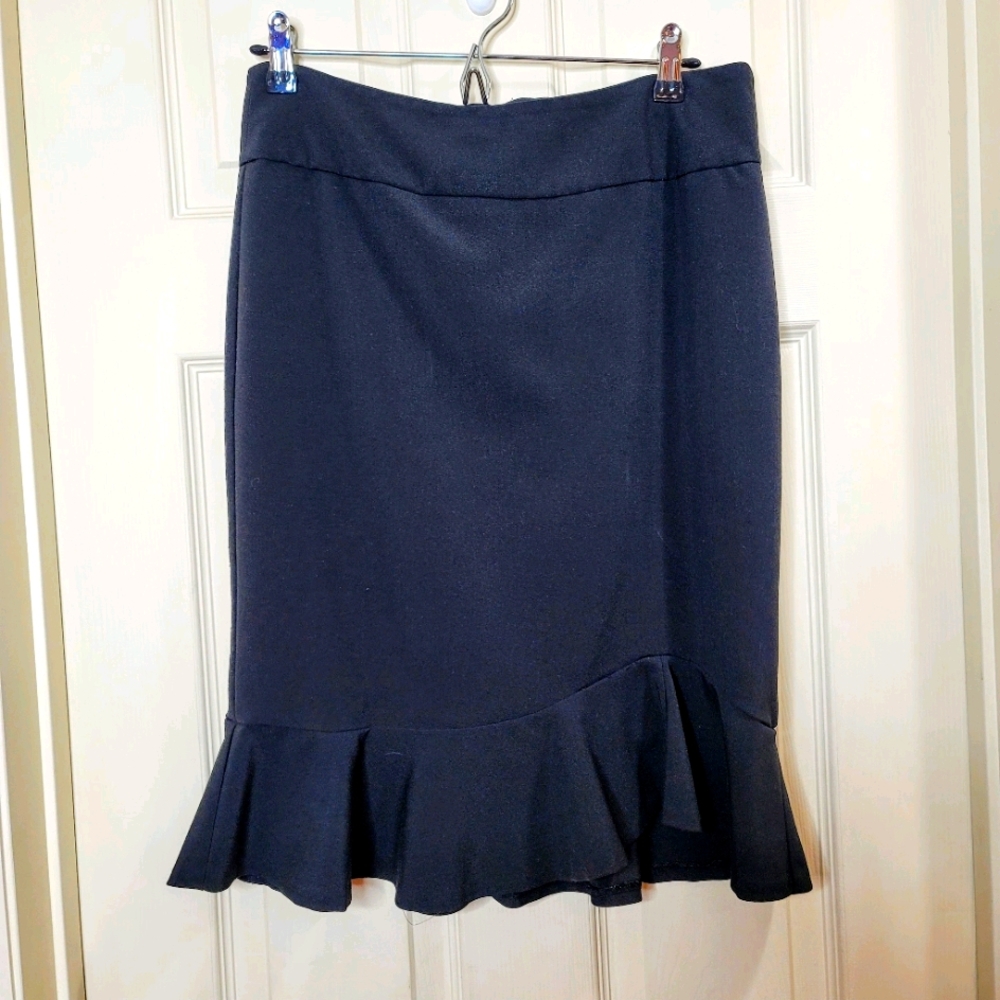 Black fitted skirt, ruffle bottom
